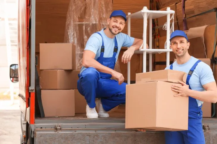 Möbelpacker tragen Kartons aus LKW Möbelpacker tragen Kartons aus LKW
